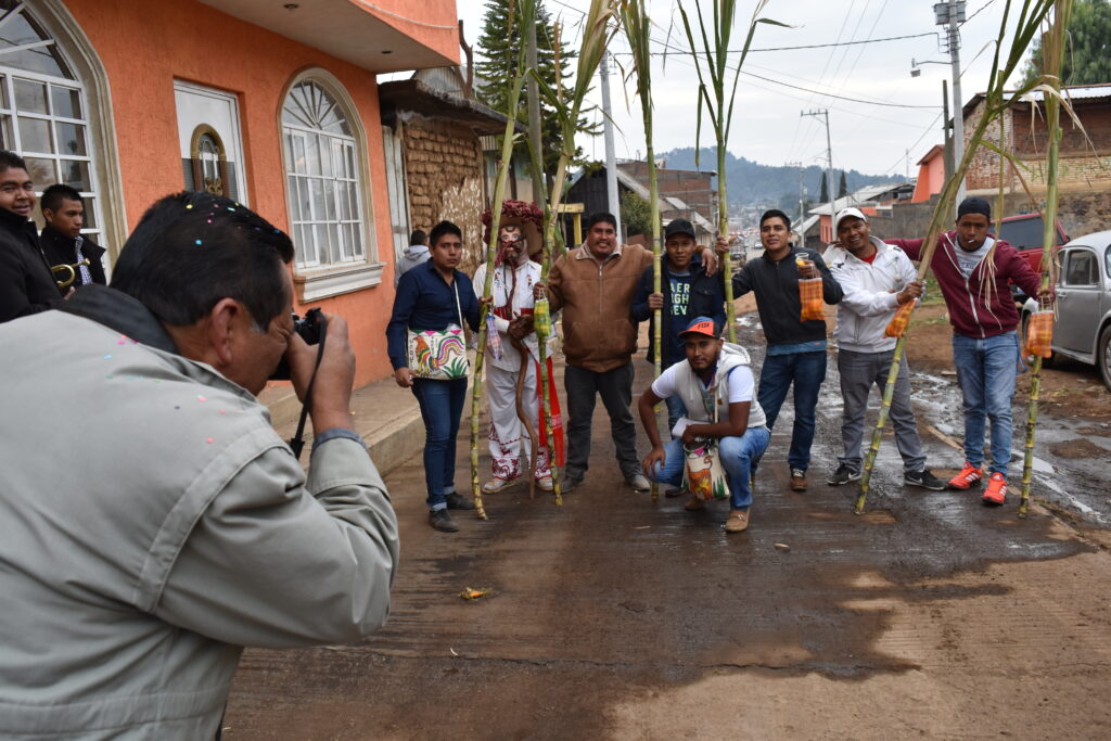 Título. Prisciliano Diego, fotovideastaAutora. Gabriela ZamoranoFecha de toma. 2017Lugar. Pamatácuaro, MichoacánDispositivo utilizado. Cámara reflex digital